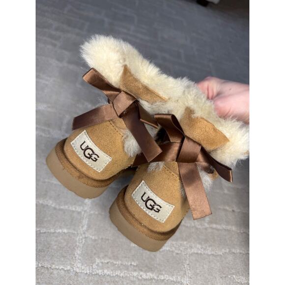 UGG Mini Bailey Bow II Boot Kids Toddlers Chestnut WORN ONCE - Picture 4 of 11